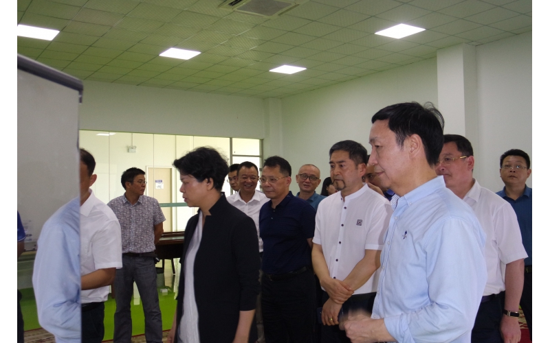 市委副書記、市長張迎春走訪智能制造企業(yè)，來我司調研，與我司高層領導親切會面。